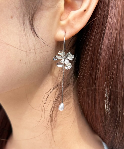 Peony(ピオニー)の「【Peony/ピオニー】フラワーパールチェーンドロップピアス(ピアス(両耳用)・レディース・シルバー/ゴールド・FREE)」の3枚目の写真