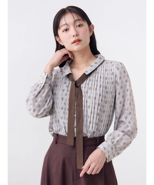 TONAL(トーナル)の「TLモノグラムボウタイプリーツブラウス(シャツ/ブラウス・レディース・ベージュ/ブラック・MEDIUM)」の1枚目の写真