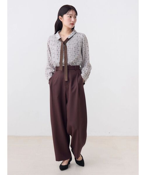 TONAL(トーナル)の「TLモノグラムボウタイプリーツブラウス(シャツ/ブラウス・レディース・ベージュ/ブラック・MEDIUM)」の16枚目の写真