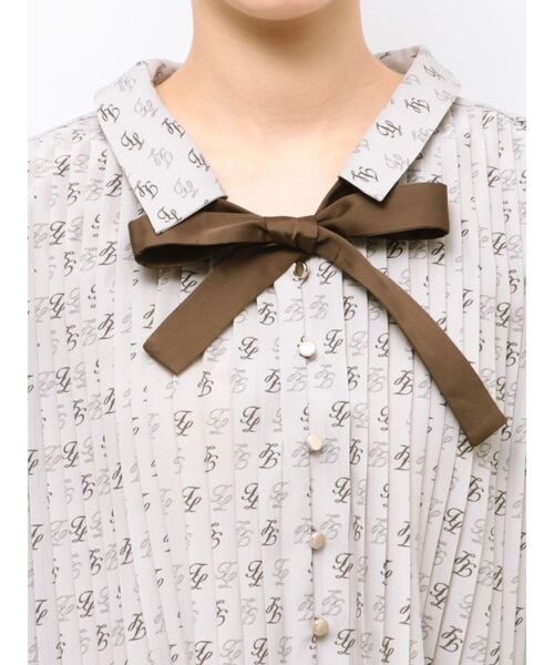 TONAL(トーナル)の「TLモノグラムボウタイプリーツブラウス(シャツ/ブラウス・レディース・ベージュ/ブラック・MEDIUM)」の9枚目の写真