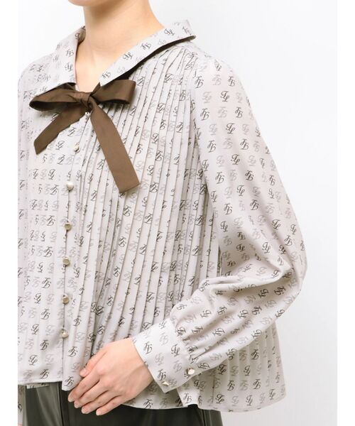 TONAL(トーナル)の「TLモノグラムボウタイプリーツブラウス(シャツ/ブラウス・レディース・ベージュ/ブラック・MEDIUM)」の8枚目の写真