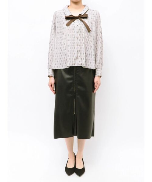 TONAL(トーナル)の「TLモノグラムボウタイプリーツブラウス(シャツ/ブラウス・レディース・ベージュ/ブラック・MEDIUM)」の5枚目の写真