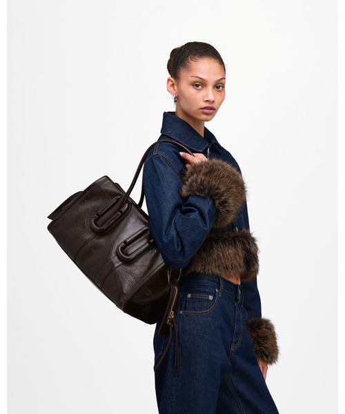MARC JACOBS(マークジェイコブス)の「THE CRINKLE BABE CITY TOTE/ザ クリンクル ベイブ シティ トート バッグ(ショルダーバッグ・レディース・ダークブラウン・ONE SIZE)」の2枚目の写真