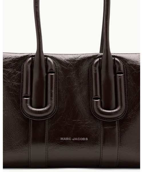 MARC JACOBS(マークジェイコブス)の「THE CRINKLE BABE CITY TOTE/ザ クリンクル ベイブ シティ トート バッグ(ショルダーバッグ・レディース・ダークブラウン・ONE SIZE)」の4枚目の写真