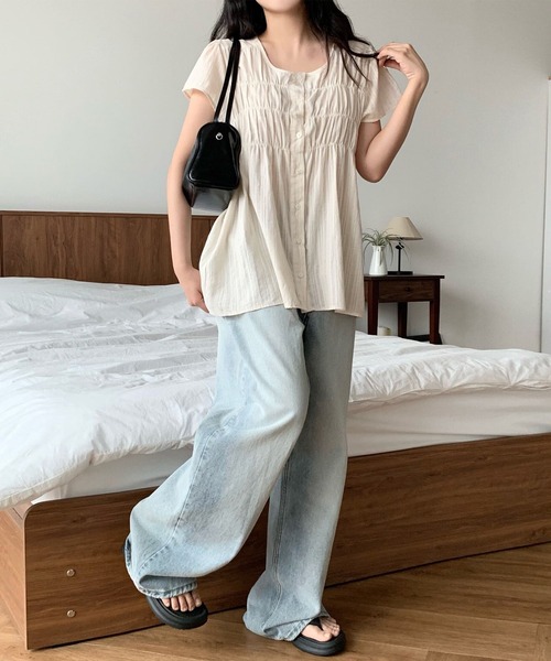 Girly Doll(ガーリードール)の「ノーカラーギャザー入り半袖ブラウス(シャツ/ブラウス・レディース・ホワイト/ベージュ/ブラック・FREE)」の4枚目の写真