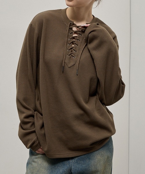 Alfred Alex(アルフレッドアレックス)の「【Alfred Alex】Lace-Up Waffle L/S Tee / レースアップネック ワッフルロンT(Tシャツ/カットソー・メンズ・チャコール/ワインレッド/オリーブ/ブラック・L/M)」の3枚目の写真