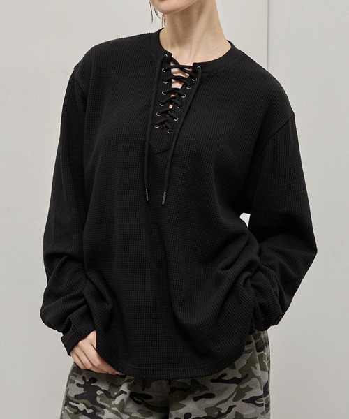 Alfred Alex(アルフレッドアレックス)の「【Alfred Alex】Lace-Up Waffle L/S Tee / レースアップネック ワッフルロンT(Tシャツ/カットソー・メンズ・チャコール/ワインレッド/オリーブ/ブラック・L/M)」の1枚目の写真
