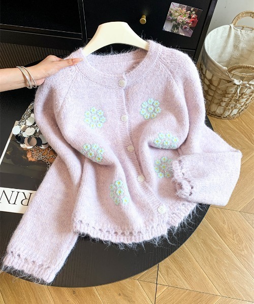 AMAJI（アマジ）の「立体フラワー刺繍 ニットカーディガン（カーディガン/ボレロ・レディース・パープル/グレー/イエロー/ベージュ・FREE）」の3枚目の写真