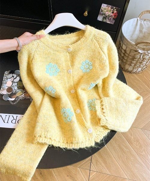 AMAJI（アマジ）の「立体フラワー刺繍 ニットカーディガン（カーディガン/ボレロ・レディース・パープル/グレー/イエロー/ベージュ・FREE）」の4枚目の写真