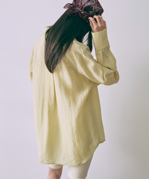 EN NEUME(エンノイム)の「Silk-Like Oversized Shirt(シャツ/ブラウス・レディース・ベージュ/ブラウン/イエロー・FREE)」の15枚目の写真
