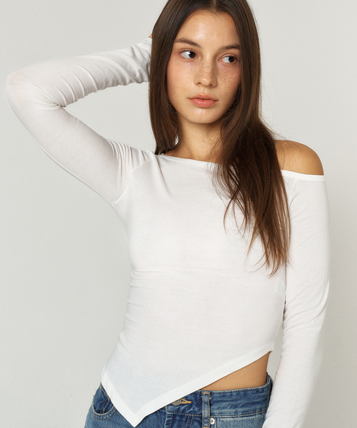 QUAFE(クアフェ)の「ONE OFF-SHOULDER SLIM T-SHIRT_2color(Tシャツ/カットソー・レディース・ブラック/ホワイト・FREE)」の1枚目の写真