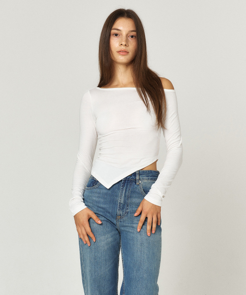 QUAFE(クアフェ)の「ONE OFF-SHOULDER SLIM T-SHIRT_2color(Tシャツ/カットソー・レディース・ブラック/ホワイト・FREE)」の4枚目の写真