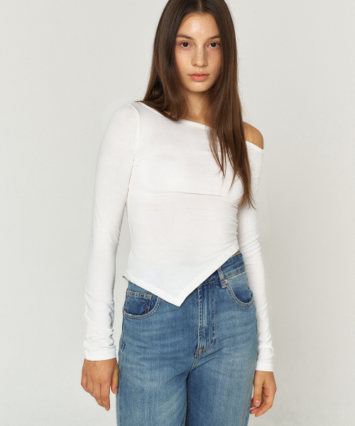 QUAFE(クアフェ)の「ONE OFF-SHOULDER SLIM T-SHIRT_2color(Tシャツ/カットソー・レディース・ブラック/ホワイト・FREE)」の7枚目の写真