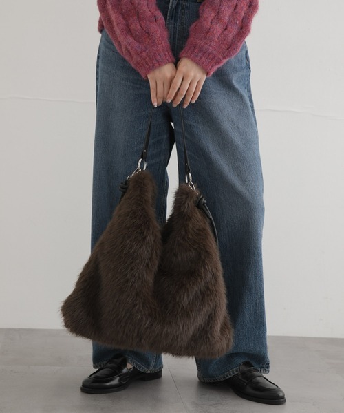 URBAN RESEARCH Sonny Label（アーバンリサーチサニーレーベル）の「フェイクファートライアングルバッグ（トートバッグ・レディース・ベージュ/チャコールグレー・ONE）」の3枚目の写真