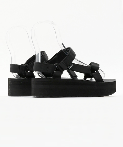 Teva（テバ）の「Teva FLATFORM UNIVERSAL サンダル（サンダル・レディース・ホワイト/ブラック・6/8/7）」の5枚目の写真