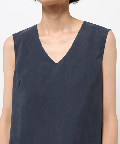 N.(N. Natural Beauty Basic)(エヌエヌナチュラルビューティーベーシック)の「Vネックピーチサックワンピース(ワンピース・レディース・ベージュ/ネイビー/カーキ・MEDIUM)」の8枚目の写真