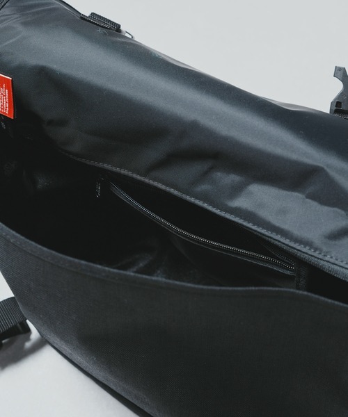 Manhattan Portage（マンハッタンポーテージ）の「Buckle NY Messenger Bag JR  M 【Online Limited】バックル ニューヨーク メッセンジャー バッグ（メッセンジャーバッグ・メンズ・ブラック・MEDIUM）」の15枚目の写真