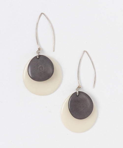 KU-CROISSANT(クークロワッサン)の「【NODOVA】Paris HAVANE ピアス(ピアス(両耳用)・レディース・パープル/イエロー/グリーン/ブルー/アイボリー/ネイビー/ブラウン/レッド/マルチ/ピンク/ターコイズブルー/グレー/オレンジ/オリーブ/ホワイト/ライトブルー/ダークブルー/アクア/テラコッタ/ダークグレー/ブラウン系その他・ONE SIZE)」の7枚目の写真