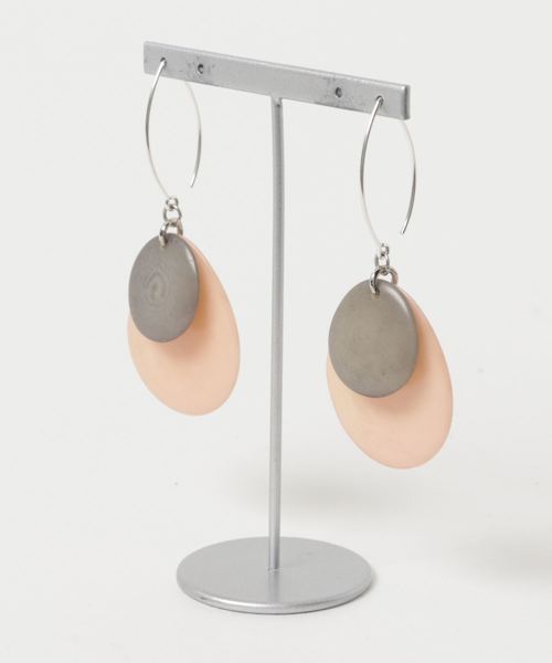 KU-CROISSANT(クークロワッサン)の「【NODOVA】Paris HAVANE ピアス(ピアス(両耳用)・レディース・パープル/イエロー/グリーン/ブルー/アイボリー/ネイビー/ブラウン/レッド/マルチ/ピンク/ターコイズブルー/グレー/オレンジ/オリーブ/ホワイト/ライトブルー/ダークブルー/アクア/テラコッタ/ダークグレー/ブラウン系その他・ONE SIZE)」の18枚目の写真
