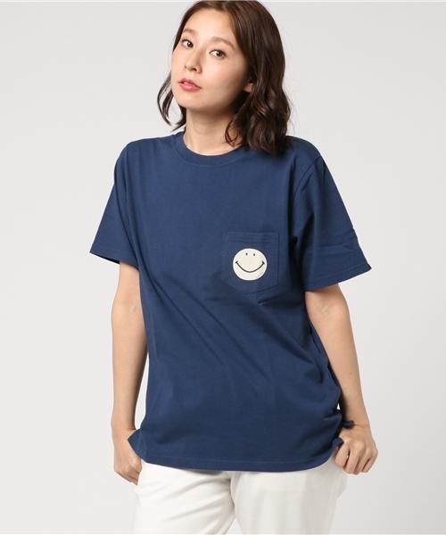 Daily russet(デイリー ラシット)の「スマイルポケットプリントTシャツ(Tシャツ/カットソー・レディース・ネイビー/ブラック/アイボリー/オフホワイト・MEDIUM)」の4枚目の写真