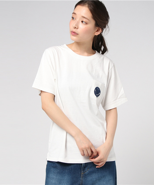 Daily russet(デイリー ラシット)の「スマイルポケットプリントTシャツ(Tシャツ/カットソー・レディース・ネイビー/ブラック/アイボリー/オフホワイト・MEDIUM)」の2枚目の写真