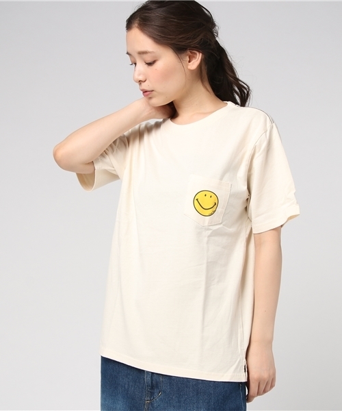 Daily russet(デイリー ラシット)の「スマイルポケットプリントTシャツ(Tシャツ/カットソー・レディース・ネイビー/ブラック/アイボリー/オフホワイト・MEDIUM)」の3枚目の写真