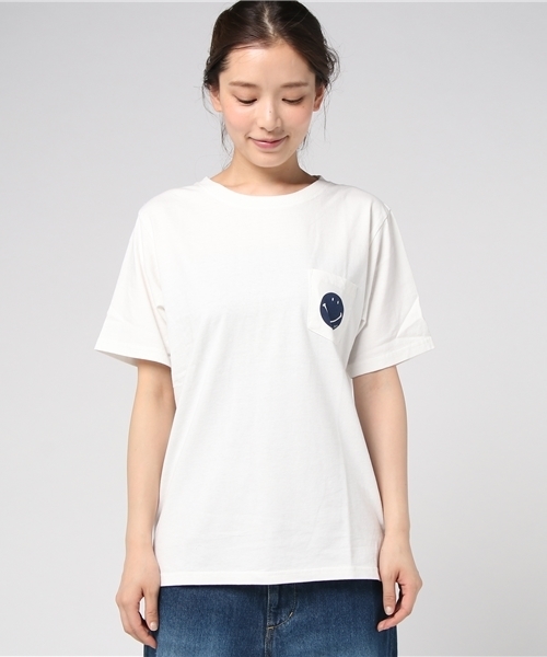 Daily russet(デイリー ラシット)の「スマイルポケットプリントTシャツ(Tシャツ/カットソー・レディース・ネイビー/ブラック/アイボリー/オフホワイト・MEDIUM)」の9枚目の写真