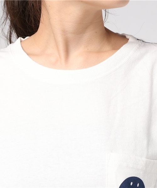 Daily russet(デイリー ラシット)の「スマイルポケットプリントTシャツ(Tシャツ/カットソー・レディース・ネイビー/ブラック/アイボリー/オフホワイト・MEDIUM)」の12枚目の写真