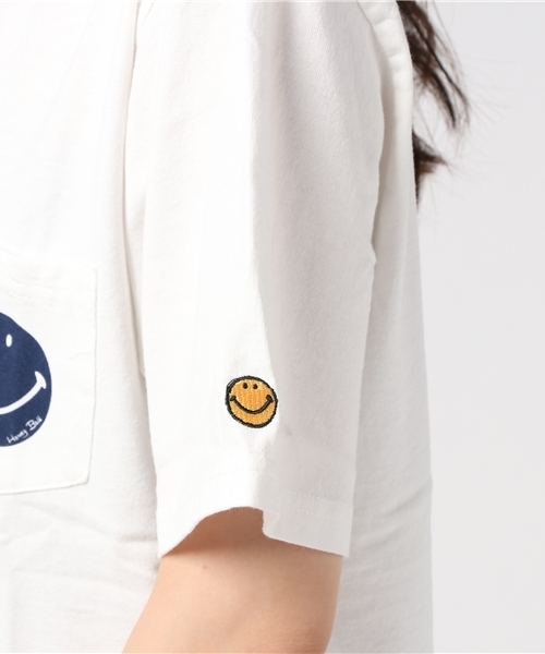 Daily russet(デイリー ラシット)の「スマイルポケットプリントTシャツ(Tシャツ/カットソー・レディース・ネイビー/ブラック/アイボリー/オフホワイト・MEDIUM)」の5枚目の写真