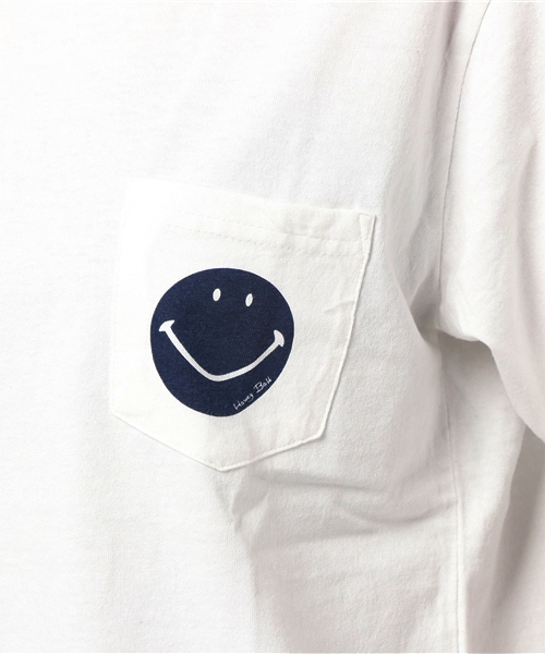 Daily russet(デイリー ラシット)の「スマイルポケットプリントTシャツ(Tシャツ/カットソー・レディース・ネイビー/ブラック/アイボリー/オフホワイト・MEDIUM)」の6枚目の写真