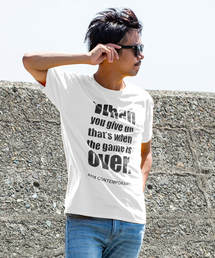 AKM Contemporary(エイケイエムコンテンポラリー)メッセージプリントTシャツ