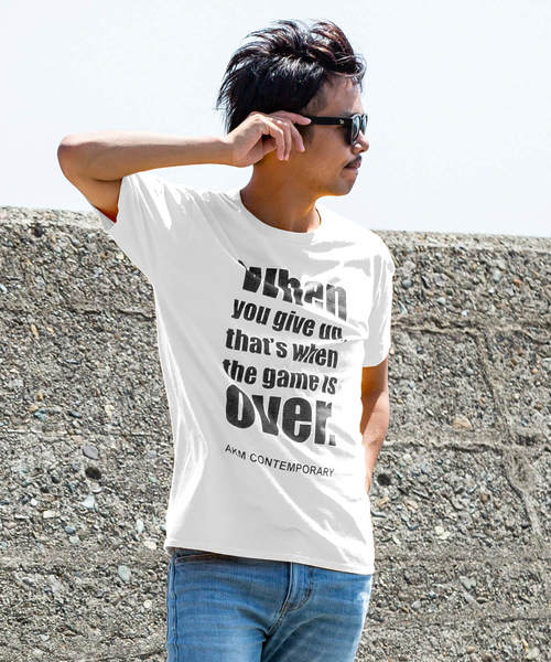 AKM Contemporary(エイケイエムコンテンポラリー)の「AKM Contemporary(エイケイエムコンテンポラリー)メッセージプリントTシャツ(Tシャツ/カットソー・メンズ・オレンジ/ホワイト/ライトグレー/ブラック・SMALL/MEDIUM/LARGE/X-LARGE)」の2枚目の写真