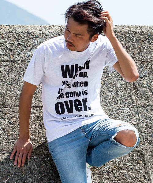 AKM Contemporary(エイケイエムコンテンポラリー)の「AKM Contemporary(エイケイエムコンテンポラリー)メッセージプリントTシャツ(Tシャツ/カットソー・メンズ・オレンジ/ホワイト/ライトグレー/ブラック・SMALL/MEDIUM/LARGE/X-LARGE)」の3枚目の写真