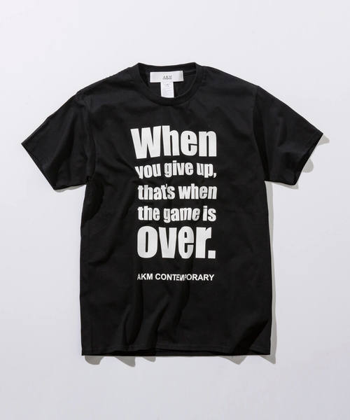 AKM Contemporary(エイケイエムコンテンポラリー)の「AKM Contemporary(エイケイエムコンテンポラリー)メッセージプリントTシャツ(Tシャツ/カットソー・メンズ・オレンジ/ホワイト/ライトグレー/ブラック・SMALL/MEDIUM/LARGE/X-LARGE)」の1枚目の写真