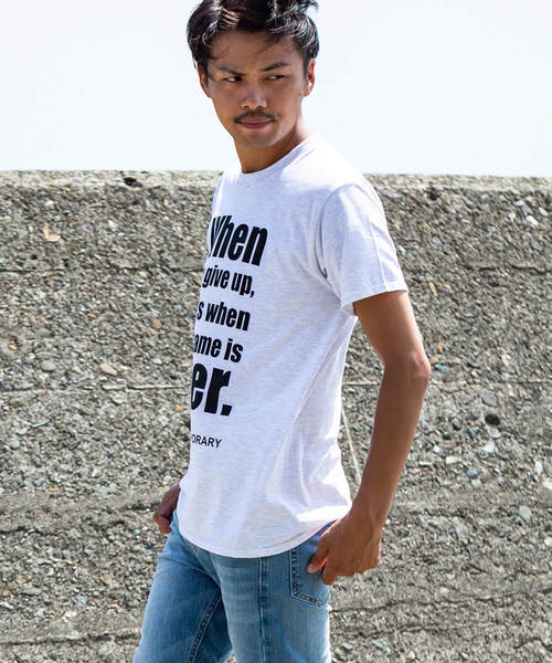 AKM Contemporary(エイケイエムコンテンポラリー)の「AKM Contemporary(エイケイエムコンテンポラリー)メッセージプリントTシャツ(Tシャツ/カットソー・メンズ・オレンジ/ホワイト/ライトグレー/ブラック・SMALL/MEDIUM/LARGE/X-LARGE)」の5枚目の写真