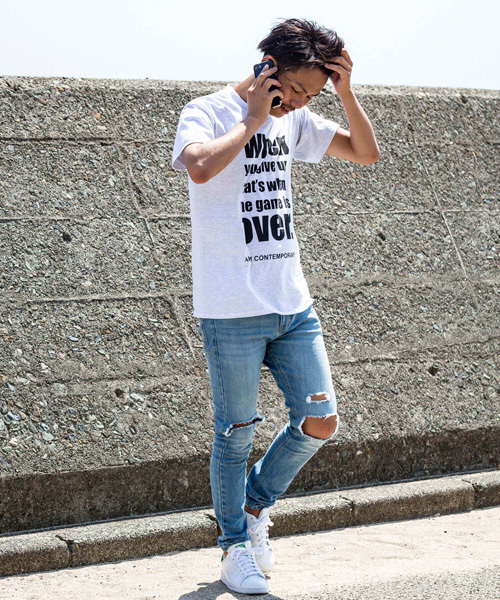 AKM Contemporary(エイケイエムコンテンポラリー)の「AKM Contemporary(エイケイエムコンテンポラリー)メッセージプリントTシャツ(Tシャツ/カットソー・メンズ・オレンジ/ホワイト/ライトグレー/ブラック・SMALL/MEDIUM/LARGE/X-LARGE)」の8枚目の写真