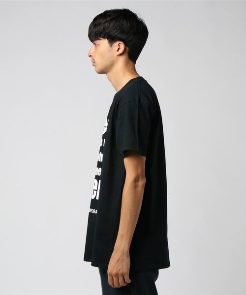 AKM Contemporary(エイケイエムコンテンポラリー)の「AKM Contemporary(エイケイエムコンテンポラリー)メッセージプリントTシャツ(Tシャツ/カットソー・メンズ・オレンジ/ホワイト/ライトグレー/ブラック・SMALL/MEDIUM/LARGE/X-LARGE)」の12枚目の写真