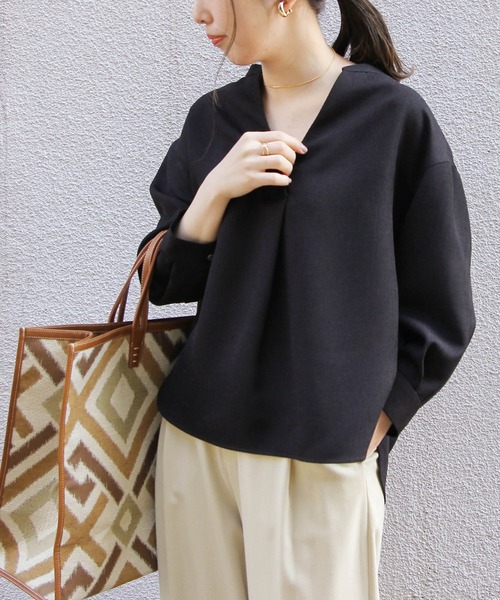 ADAM ET ROPE'（アダムエロペ）の「ツイルスキッパーブラウス（シャツ/ブラウス・レディース・ベージュ/ブラック・FREE）」の2枚目の写真