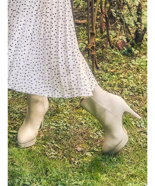 RESEXXY（リゼクシー）の「フェイクレザーショートブーツ（ブーツ・レディース・ブラック/アイボリー/モカ・SMALL/MEDIUM/LARGE）」の2枚目の写真