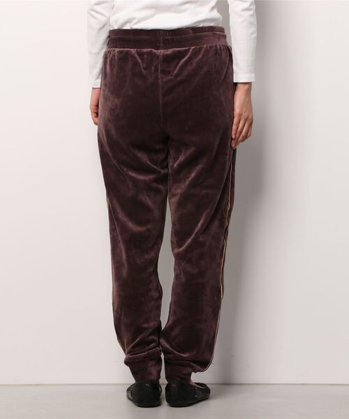 PUMA（プーマ）の「PUMA ICONIC T7 VELOUR PANTS / プーマ アイコニック ティーセブン ベロア パンツ（その他パンツ・レディース・ブラック/レッド・S/M）」の4枚目の写真