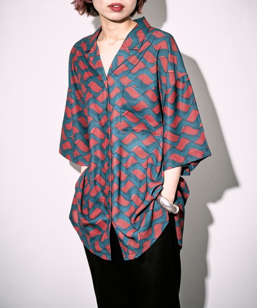 PUBLUX（パブリュクス）の「【PUBLUX/パブリュクス】ウェーブグラフィックオープンカラーシャツ/ユニセックス/総柄シャツ（シャツ/ブラウス・メンズ・ブラック/インディゴブルー/グリーン・ﾌﾘ-）」の4枚目の写真