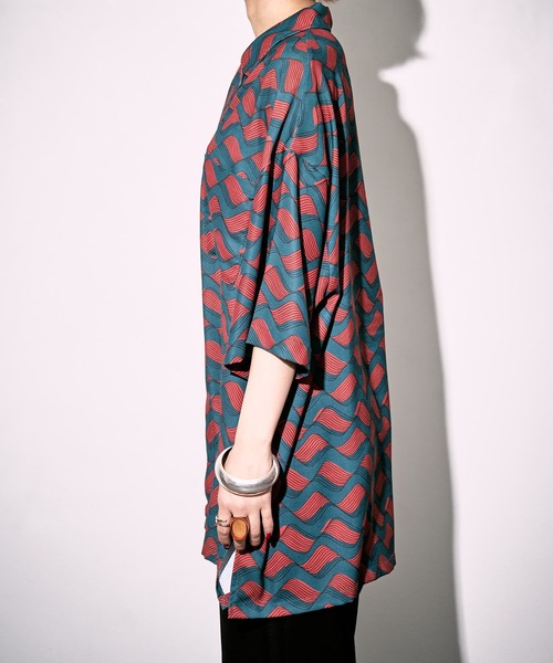 PUBLUX（パブリュクス）の「【PUBLUX/パブリュクス】ウェーブグラフィックオープンカラーシャツ/ユニセックス/総柄シャツ（シャツ/ブラウス・メンズ・ブラック/インディゴブルー/グリーン・ﾌﾘ-）」の13枚目の写真