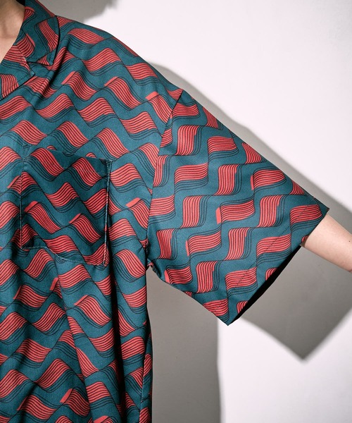 PUBLUX（パブリュクス）の「【PUBLUX/パブリュクス】ウェーブグラフィックオープンカラーシャツ/ユニセックス/総柄シャツ（シャツ/ブラウス・メンズ・ブラック/インディゴブルー/グリーン・ﾌﾘ-）」の16枚目の写真