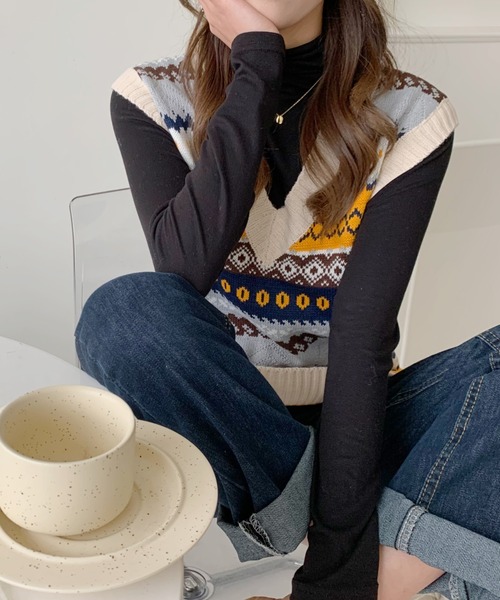 ABITOKYO(アビトーキョー)の「幾何柄Vネックジャカードニットベスト(ベスト・レディース・ベージュ/ネイビー/グリーン・FREE)」の4枚目の写真