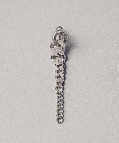 and cloud（アンドクラウド）の「Gradation Long Earring L / Single（イヤリング・レディース・ブラック/シルバー/イエローゴールド/シルバー系その他/ゴールド系その他・FREE）」の6枚目の写真
