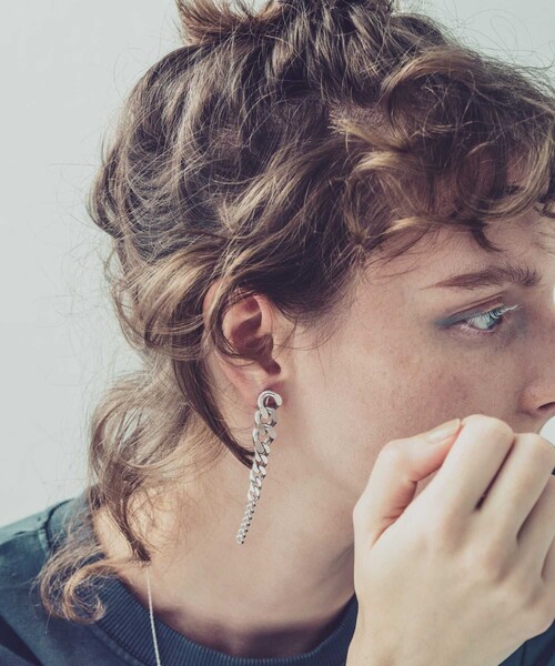 and cloud（アンドクラウド）の「Gradation Long Earring L / Single（イヤリング・レディース・ブラック/シルバー/イエローゴールド/シルバー系その他/ゴールド系その他・FREE）」の9枚目の写真