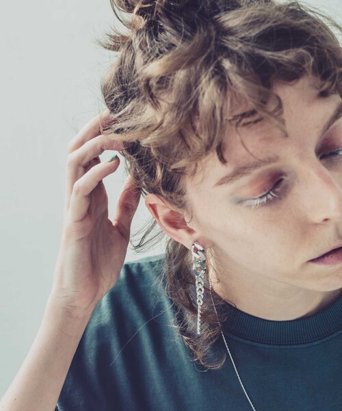 and cloud（アンドクラウド）の「Gradation Long Earring L / Single（イヤリング・レディース・ブラック/シルバー/イエローゴールド/シルバー系その他/ゴールド系その他・FREE）」の10枚目の写真