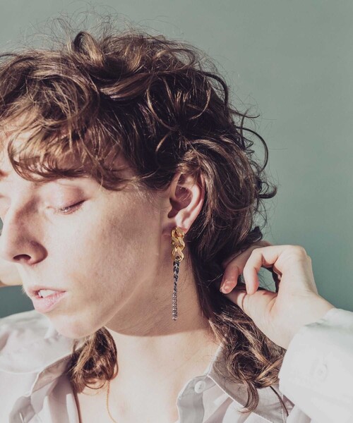 and cloud（アンドクラウド）の「Gradation Long Earring L / Single（イヤリング・レディース・ブラック/シルバー/イエローゴールド/シルバー系その他/ゴールド系その他・FREE）」の14枚目の写真