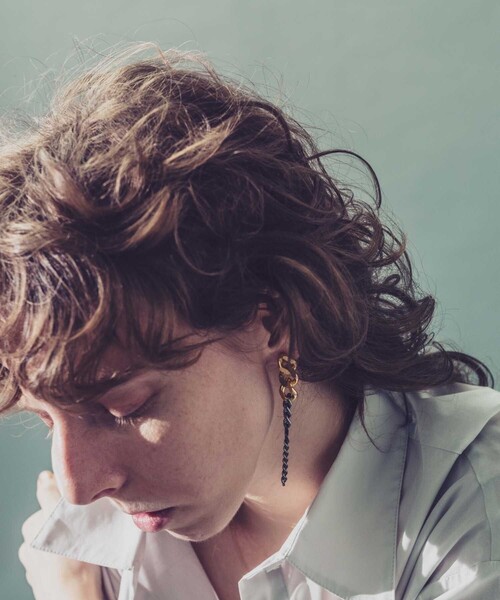 and cloud（アンドクラウド）の「Gradation Long Earring L / Single（イヤリング・レディース・ブラック/シルバー/イエローゴールド/シルバー系その他/ゴールド系その他・FREE）」の15枚目の写真