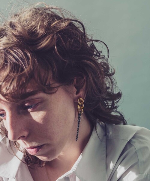 and cloud（アンドクラウド）の「Gradation Long Earring L / Single（イヤリング・レディース・ブラック/シルバー/イエローゴールド/シルバー系その他/ゴールド系その他・FREE）」の16枚目の写真